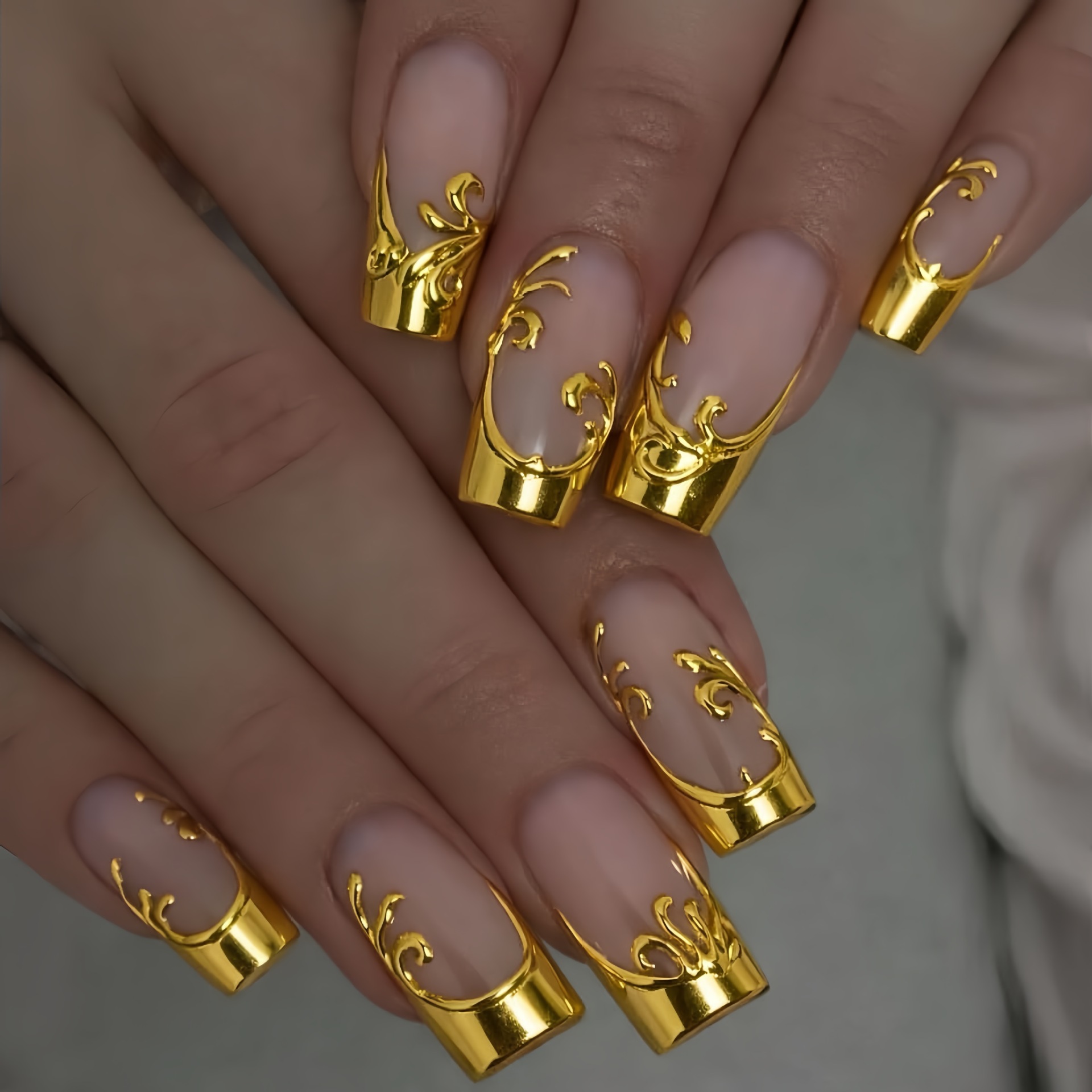 Nail Art Press On - เล็บปลอมสำหรับผู้หญิง ทรงสี่เหลี่ยม สีนู้ด ลายดอกไม้สีทอง ดีไซน์เต็มเล็บ ใช้ซ้ำได้